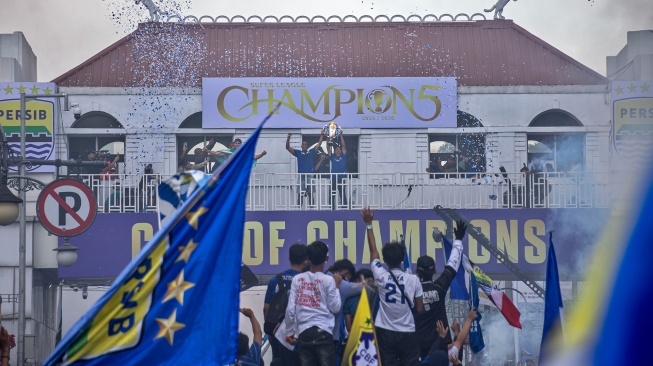 Pemain dan ofisial klub Persib Bandung mengangkat piala saat pawai Juara Pancatakhta di Jembatan Penyeberangan Orang (JPO) Asia Afrika, Bandung, Jawa Barat, Minggu (24/5/2026). [ANTARA FOTO/Abdan Syakura/nym.]
