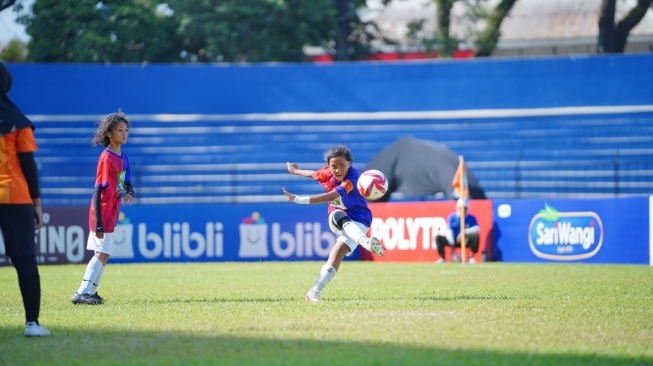 Aksi Adelice Maureen Hanum Faisal, Pemain SDN Lowokwaru 3 yang juga menjadi top scorer dengan 36 gol pada KU 12 Milklife Soccer Challenge Malang Seri 2 2025-2026. [Dok. MLSC]