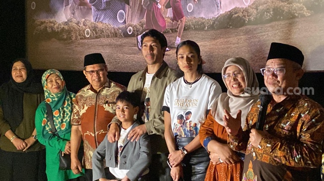 Film Children of Heaven versi Indonesia mendapat perhatian dari Menteri Pendidikan Dasar dan Menengah, Abdul Mu'ti usai hadir dalam acara nonton bareng bersama para pemain di kawasan Senayan, Jakarta Pusat pada Jumat, 22 Mei 2026. [Suara.com/Tiara Rosana]