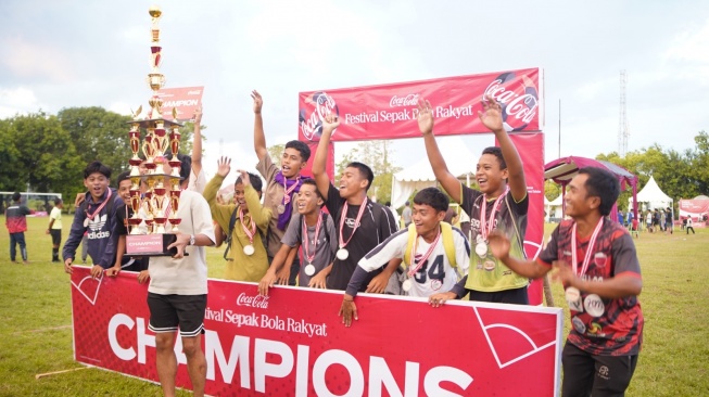 Garuda Gemah Nusantara (GGN) melalui brand Cuwitan Digital bersama Coca-Cola Indonesia kembali menggelar Festival Sepak Bola Rakyat 2026. Kali ini menyambangi Kota Makassar, Sulawesi Selatan, dari tanggal 21-23 Mei 2026. [Dok Pribadi]