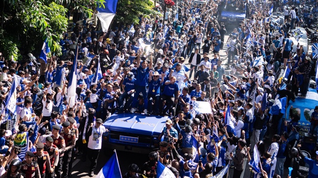 Warga menyapa tim dan ofisial Persib Bandung saat konvoi juara BRI Super League 2025-2026 di Bandung, Jawa Barat, Minggu (24/5/2026). [ANTARA FOTO/Abdan Syakura/nym.]