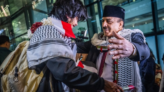 Duta Besar Palestina untuk Indonesia Abdalfatah A.K. Al-Sattari (kanan) menyapa Aktivis Hendro Prasetyo (kiri) saat keluar dari Terminal 3 Bandara Soekarno-Hatta di Tangerang, Banten, Minggu (24/5/2026). [ANTARA FOTO/Bayu Pratama S./nym]