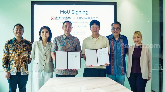 Director of Entrepreneurship Project, UD Impact Inc. Woo-yeon Shim dan CEO of Digital Tech Ecosystem & Development Sinar Mas Land, Irawan Harahap dan jajaran foto bersama usai penandatanganan MoU menghadirkan AI Entrepreneurship Academy di BSD City. [Istimewa]