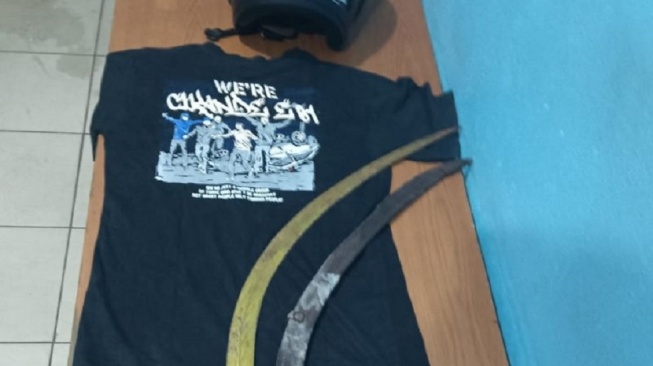 Barang bukti pembacokan terhadap dua orang remaja saat melintas di flyover Taman Cibodas Kota Tangerang. ANTARA/HO-Polres Metro Tangerang Kota