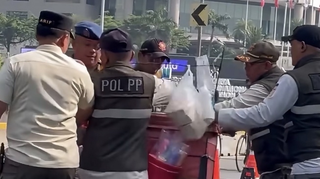 Janji Humanis Cuma Slogan? Aksi Kasar Satpol PP Usir Tukang Es Krim di CFD Jakarta Panen Kecaman