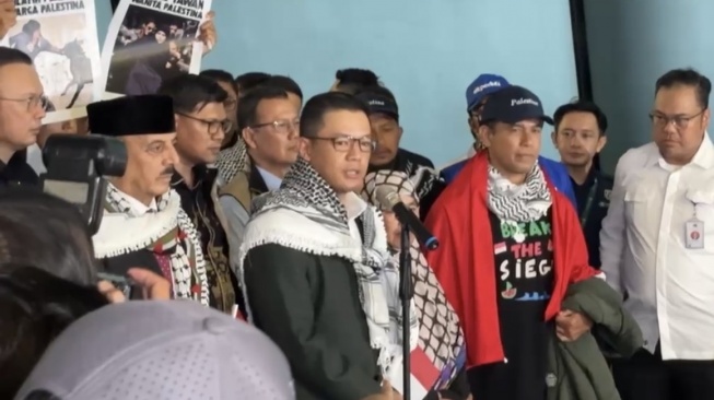 Penuh Haru! 9 WNI Korban Penyekapan Israel Akhirnya Tiba di Indonesia