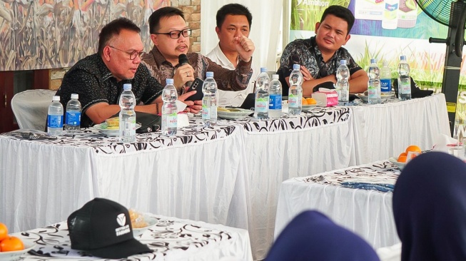 Deputi Bidang Koordinasi Pemberdayaan Ekonomi Masyarakat dan Pelindungan Pekerja Migran Kemenko PMK, Leontinus Alpha Edison, menekankan pentingnya langkah kolaboratif dan ekosistem yang lengkap untuk memperkuat petani di lapangan. Hal tersebut ia sampaikan dalam acara kunjungan dan dialog multipihak bersama Better Life Farming Center (BLFC) di Mojokerto, Jawa Timur.
