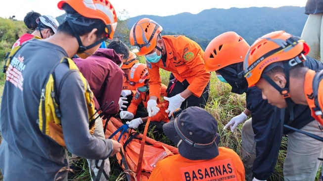 Sampai di Puncak, Pendaki Gunung Tewas Disambar Petir