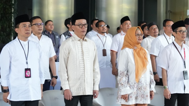 Dari kiri ke kanan: Direktur Human Capital Management Telkomsel Indrawan Ditapradana , Direktur Utama Telkomsel Nugroho, Direktur Utama Telkom Dian Siswarini, Direktur Human Capital Management Telkom Willy Saelan pada kegiatan seremonial penyerahan hewan kurban di Vertical Garden Telkom Hub, Jumat (22/5/226). (Dok: Telkom)