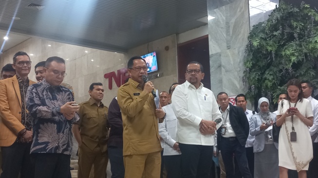 Menteri Dalam Negeri (Mendagri) Tito Karnavian usai Rapat Koordinasi dengan Satgas Pemulihan Pascabencana DPR RI di Kompleks Parlemen, Senayan, Jakarta, Senin (25/5/2026). [Suara.com/Bagaskara]