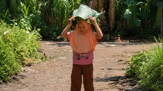 Kisah Pilu Bocah Yatim Usia 7 Tahun Ditinggal Ibu: Hidup Sendiri Jualan Daun Pisang