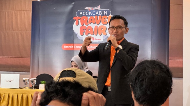 Danang Mandala Prihantoro, Corporate Communications Strategic of Lion Group di Makassar menjelaskan BookCabin Travel Fair 2026 yang akan digelar di empat kota. Makassar, Jakarta, Surabaya, dan Medan, Senin 25 Mei 2026 [SuaraSulsel.id/Muhammad Yunus]