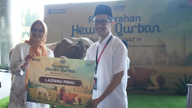 Direktur Utama Telkom Dian Siswarini didampingi Direktur Human Capital Management Telkom Willy Saelan pada kegiatan seremonial penyerahan hewan kurban di Vertical Garden Telkom Hub, Jumat (22/5/2026). (Dok: Telkom)