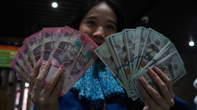 Rupiah Konsisten Melemah saat Mata Uang Negara Lain Menguat Karena Harga Minyak Turun