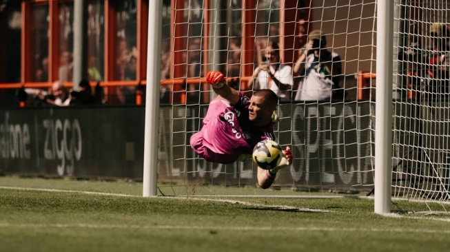 Maarten Paes berhasil jadi pahlawan Ajax Amsterdam. Ia berhasil menepis dua tendangan penalti pemain FC Utrecht. (Instagram/@afcajax)