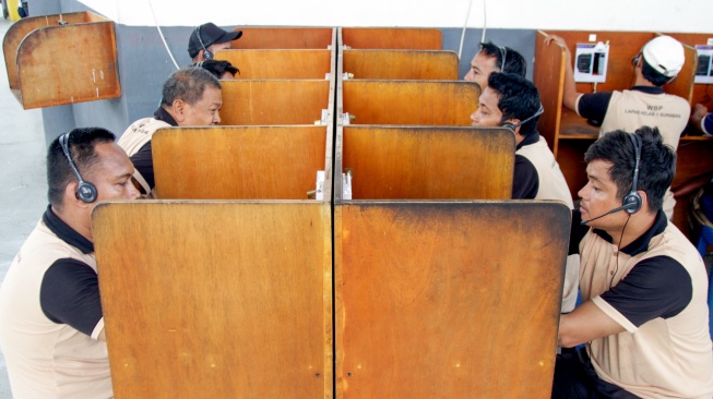 Sejumlah warga binaan pemasyarakatan menggunakan layanan wartelsuspas di Lembaga Pemasyarakatan (Lapas) Kelas I Surabaya di Porong, Sidoarjo, Jawa Timur, Senin (25/5/2026). [ANTARA FOTO/Umarul Faruq/YU]