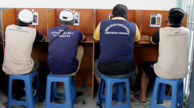 Sejumlah warga binaan pemasyarakatan menggunakan layanan wartelsuspas di Lembaga Pemasyarakatan (Lapas) Kelas I Surabaya di Porong, Sidoarjo, Jawa Timur, Senin (25/5/2026). [ANTARA FOTO/Umarul Faruq/YU]