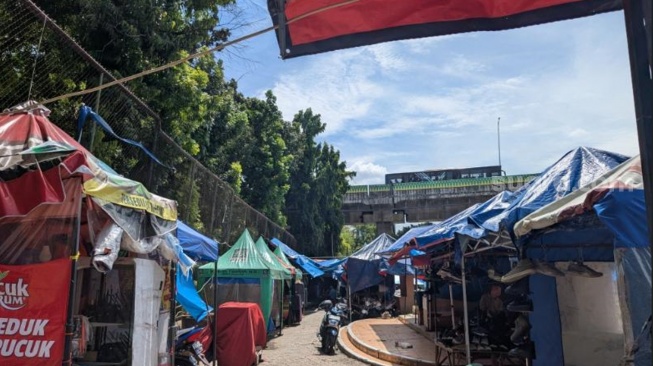 Penampakan Pasar Taman Puring yang dipenuhi tenda usai hangus terbakar. (Suara.com/Adiyoga)
