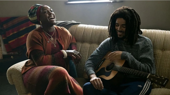 Film Bob Marley: One Love yang dibintangi Kingsley Ben-Adir tengah tayang di Netflix. [Paramount]