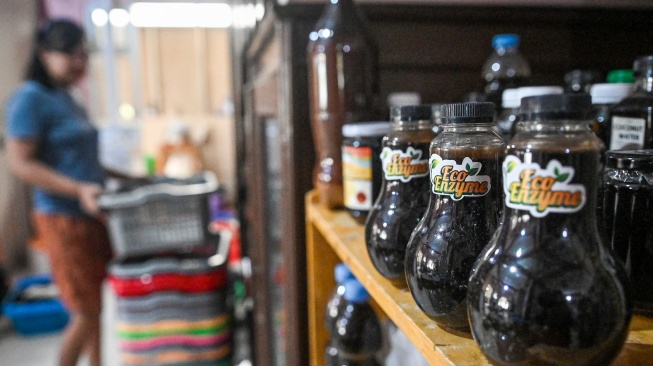 Botol sabun cuci ekoenzim tertata di tempat jasa cuci pakaian Binatu Koe, Pondok Aren, Tangerang Selatan, Banten, Senin (25/5/2026). [ANTARA FOTO/Sulthony Hasanuddin/nz]
