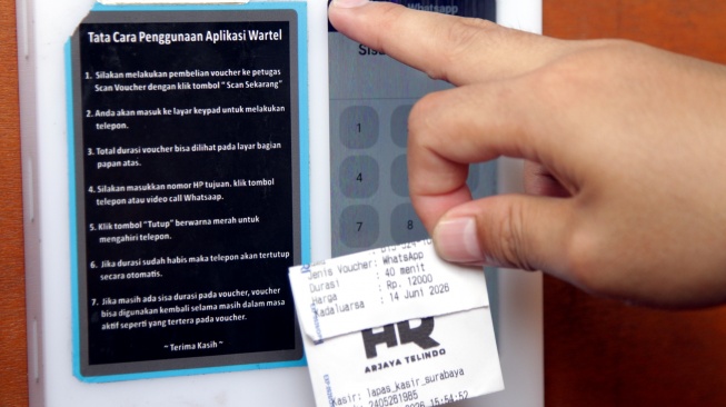 Warga binaan pemasyarakatan menggunakan layanan wartelsuspas di Lembaga Pemasyarakatan (Lapas) Kelas I Surabaya di Porong, Sidoarjo, Jawa Timur, Senin (25/5/2026). [ANTARA FOTO/Umarul Faruq/YU]