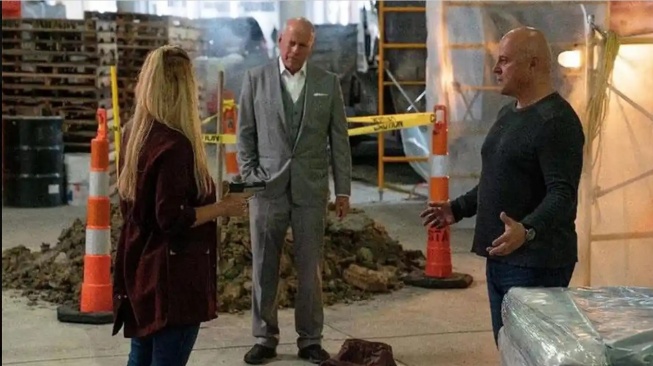 Film 10 Minutes Gone yang dibintangi Bruce Willis dan Michael Chiklis akan tayang pada Senin (25/5/2026) malam ini pukul 23.00 WIB di Trans TV. [YouTube]