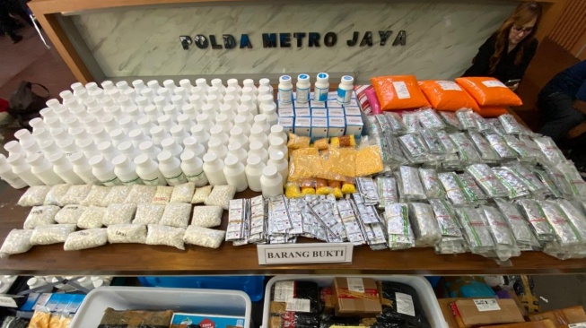 Barang bukti ratusan ribu butir obat keras golongan G yang disita dari toko kosmetik di wilayah Bekasi, Jawa Barat. [Suara.com/Faqih]