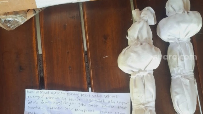 Ditujukan untuk Sujarwo, Geger Paket Misterius Berisi Pocong Mainan di Kulon Progo