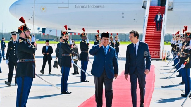 Prabowo Salat Id di Paris, Seskab Teddy: Perkuat Posisi Indonesia di Eropa