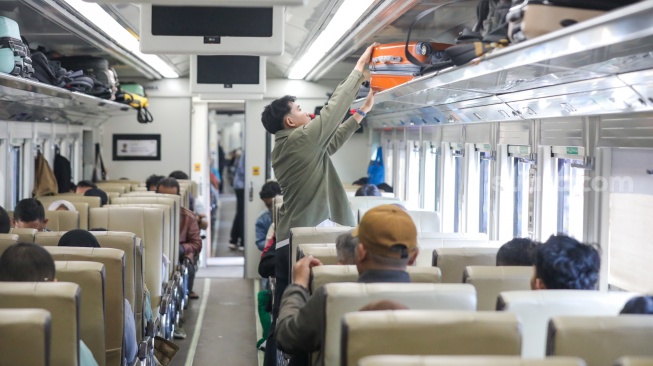 Penumpang menaiki kereta api Kertajaya di peron Stasiun Pasar Senen, Jakarta, Selasa (26/5/2026). [Suara.com/Alfian Winanto]