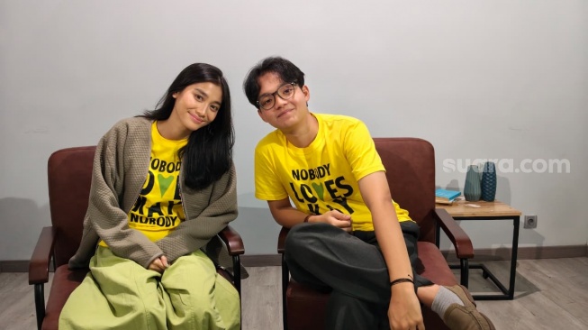 Bima Azriel dan Ayastrophiile, pemain film Nobody Loves Kay saat datang ke kantor Suara.com kawasan Pal Merah, Jakarta Barat pada Selasa, 26 Mei 2026. [Suara.com/Rena Pangesti]