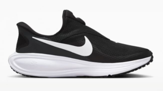  Nike Revolution 8 EasyOn. [Nike]