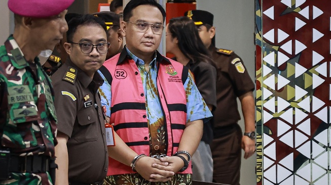 Mantan anggota Ombudsman Yeka Hendra Fatika (kanan) digiring petugas menuju mobil tahanan usai menjalani pemeriksaan di Kejaksaan Agung (Kejagung), Jakarta, Senin (25/5/2026). [ANTARA FOTO/Dhemas Reviyanto/rwa]