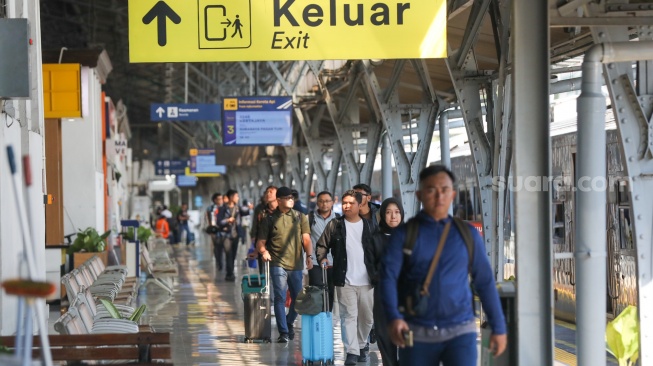 Calon penumpang bersiap sebelum keberangkatan kereta api Kertajaya di peron Stasiun Pasar Senen, Jakarta, Selasa (26/5/2026). [Suara.com/Alfian Winanto]