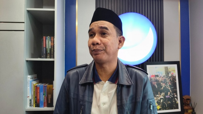 Anggota Komisi III DPR RI Rudianto Lallo usai menerima keluarga Muhammad Berlian, terpidana kasus pembunuhan ayah kandung di Pemalang, Jawa Tengah. [Suara.com/Bagaskara]