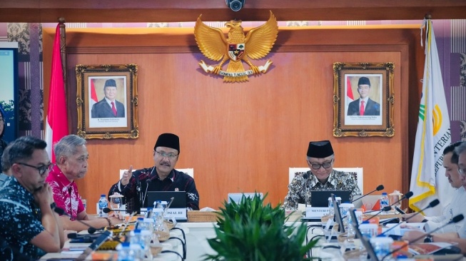 Menteri Sosial Saifullah Yusuf atau Gus Ipul menggelar rapat koordinasi dengan Menteri Pekerjaan Umum Dody Hanggodo terkait pembangunan Sekolah Rakyat di kantor Kementerian Sosial, Jakarta, Selasa (26/5/2026). [Suara.com/Lilis]