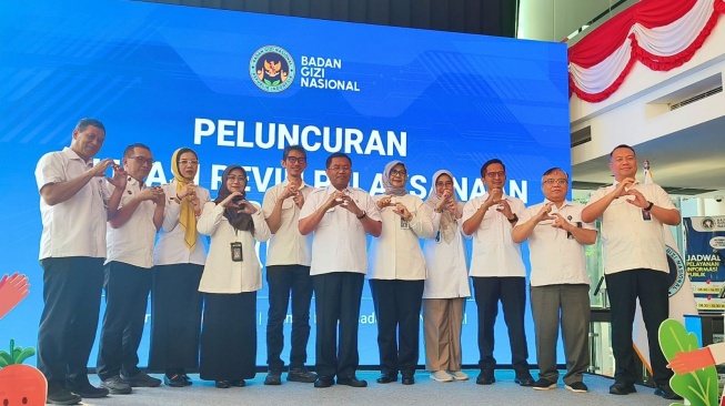 Wakil Kepala Badan Gizi Nasional (BGN) Sony Sonjaya berfoto bersama jajaran BGN dan para peserta usai peluncuran Aplikasi Reviu Menu Makan Bergizi Gratis (MBG) di Jakarta Pusat, Selasa (26/5/2026). (Suara.com/Mohammad Rhadzaki Ramadhan)