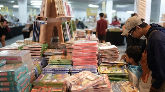 Pengunjung pameran buku di mal Kuta, Bali, Senin (25/5/2026) 