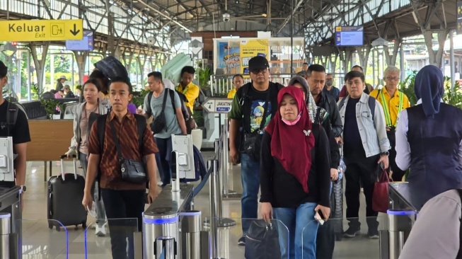 Pasar Senen Membeludak! 38 Ribu Warga Jakarta Serbu Kereta Api Demi Rayakan Iduladha di Kampung
