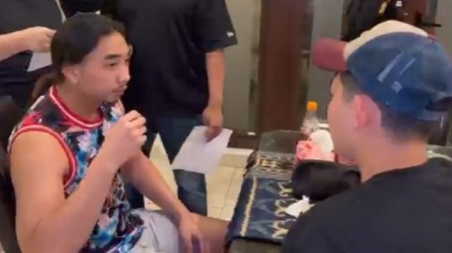Polisi menangkap selebgram asal Brunei Darussalam, Woodyrman alias Mohammad Irman Ali di kawasan Kebayoran Lama, Jakarta Selatan, Senin (25/5/2026). [Suara.com/Istimewa]