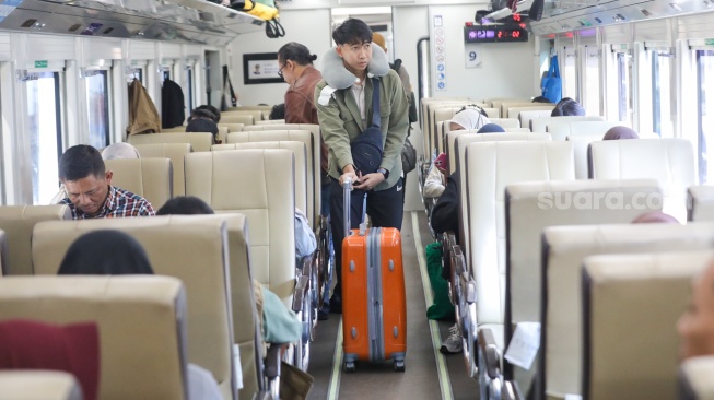 Penumpang menaiki kereta api Kertajaya di peron Stasiun Pasar Senen, Jakarta, Selasa (26/5/2026). [Suara.com/Alfian Winanto]