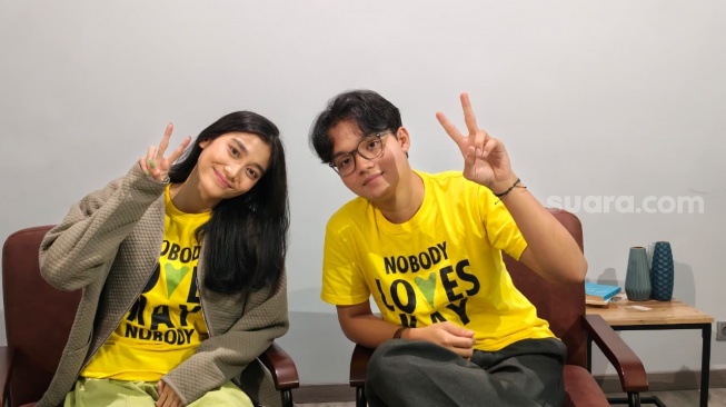 Bima Azriel dan Ayastrophiile, pemain film Nobody Loves Kay saat datang ke kantor Suara.com kawasan Pal Merah, Jakarta Barat pada Selasa, 26 Mei 2026. [Suara.com/Rena Pangesti]
