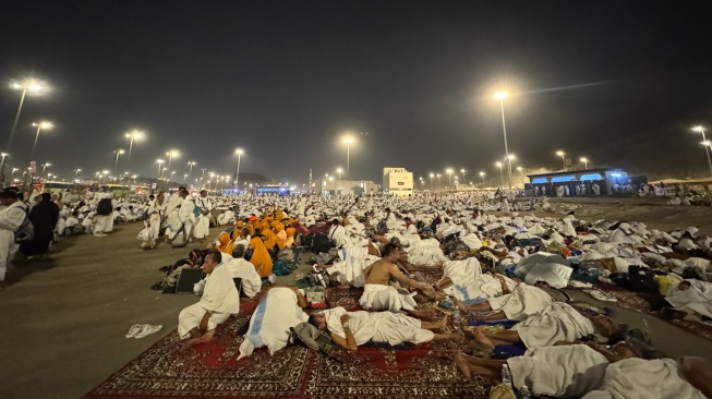Jamaah haji Indonesia bersama jamaah dari berbagai negara melakukan mabit di Muzdalifah, Makkah, Arab Saudi, Rabu (27/5/2026) waktu setempat. [ANTARA FOTO/Citro Atmoko/nym]