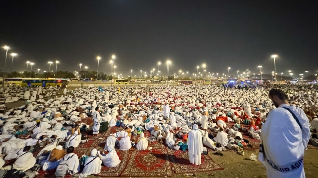 Jamaah haji Indonesia bersama jamaah dari berbagai negara melakukan mabit di Muzdalifah, Makkah, Arab Saudi, Rabu (27/5/2026) waktu setempat. [ANTARA FOTO/Citro Atmoko/nym]