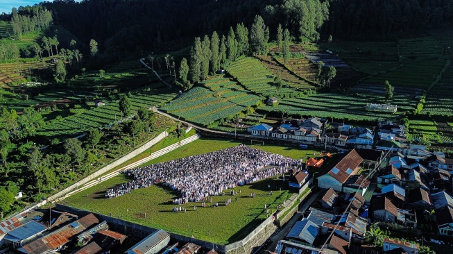 Foto udara Umat Islam melaksanakan Shalat Idul Adha 1447 H di Lapangan Batur, Desa Batur, Banjarnegara, Jawa Tengah, Rabu (27/5/2026). [ANTARA FOTO/Makna Zaezar/nym]
