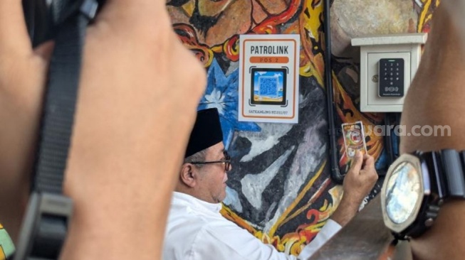 Rano Karno mencoba sistem keamanan canggih di RT 11 di Gandaria Utara (Suara.com/Adiyoga)