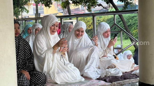 Ayu Ting Ting dan keluarga jalani salat Idul Adha, Depok, Jawa Barat, Rabu, 27 Mei 2026 [Suara.com/Tiara Rosana]
