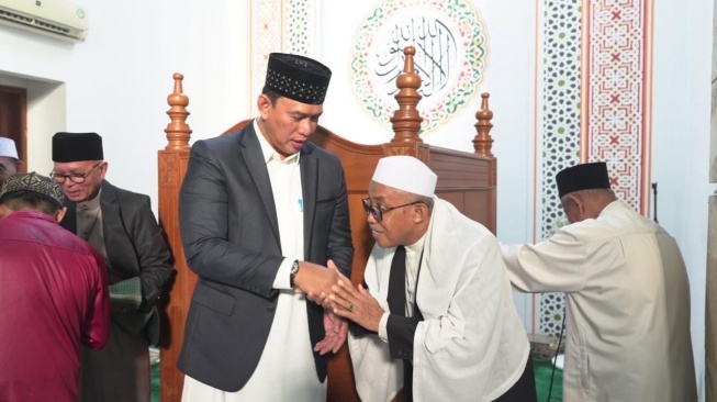 Direktur Utama Perum Bulog Letnan Jenderal TNI (Purn) Dr. Ahmad Rizal Ramdhani, S.Sos., S.H., M.Han. (kiri) membawakan khotbah bertema &ldquo;Meneladani Qurban untuk Membangun Ketahanan Pangan Umat.&rdquo; (Dok: Bulog)