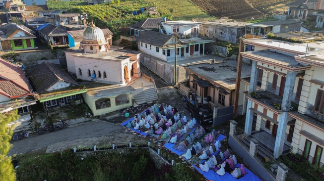 Sejumlah umat Islam masyarakat Suku Tengger melaksanakan Shalat Idul Adha 1447 Hijriah di Dusun Jarak Ijo, Desa Ngadas, Kabupaten Malang, Jawa Timur, Rabu (27/5/2026). [ANTARA FOTO/Irfan Sumanjaya/nym]