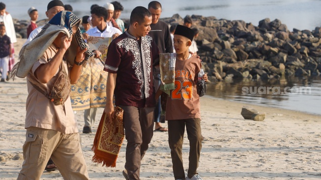 Umat Islam usai melaksanakan shalat Idul Adha 1447 H di Pantai Lagoon Ancol, Jakarta, Rabu (27/5/2026). [Suara.com/Alfian Winanto]